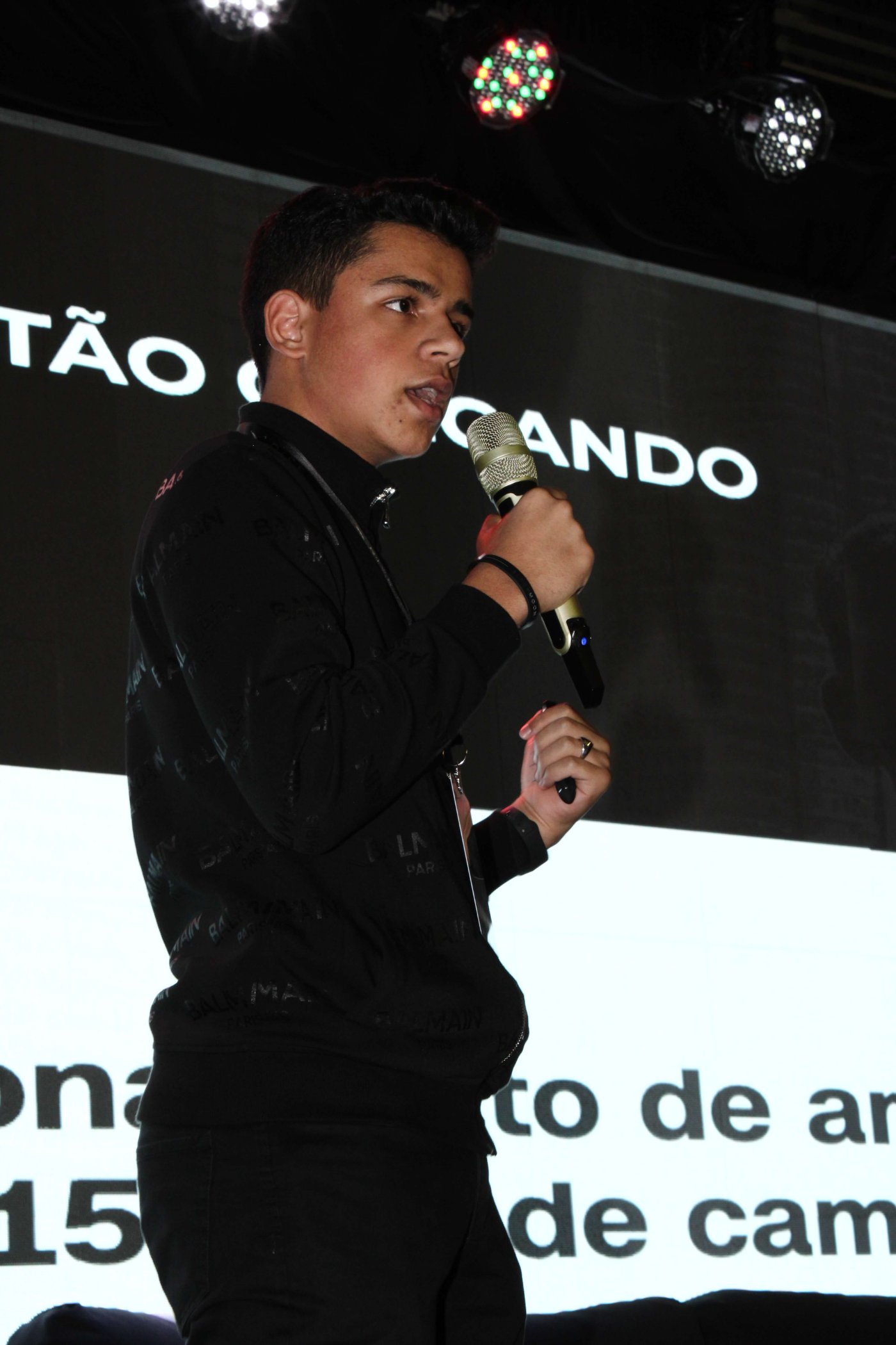 Leonardo Arias en escenario